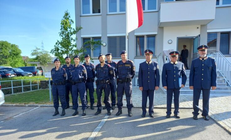 Die Polizei-Fahnder vor der Polizeiinspektion in Tumeltsham (Foto: Tips/Pixner)
