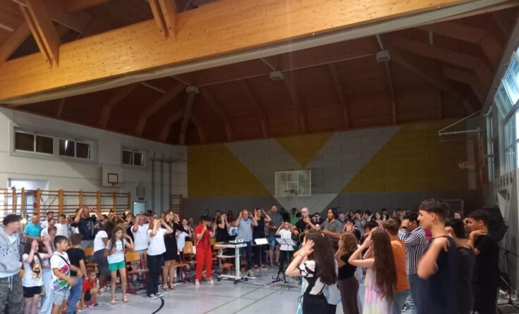 Im Turnsaal wurde gemeinsam gefeiert. (Foto: privat)