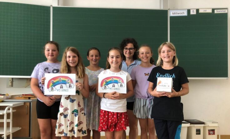 Die Schülerinnen mit ihrer Lehrerin Sarah Katzlberger (3. v. r.) (Foto: privat)