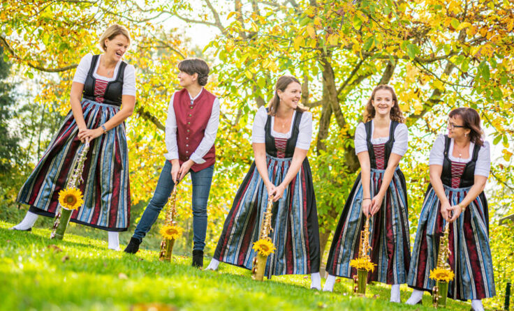 Die Musikerinnen freuen sich auf ihren Auftritt. (Foto: Musikverein Weilbach/media.dot)