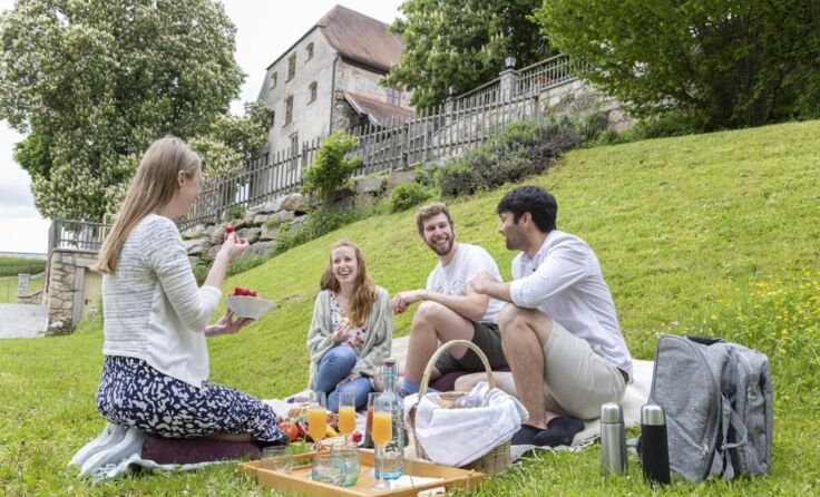 Ein Picknick mit Freunden rundet einen Spätsommertag perfekt ab. (Foto: Johannes Kernmayer)