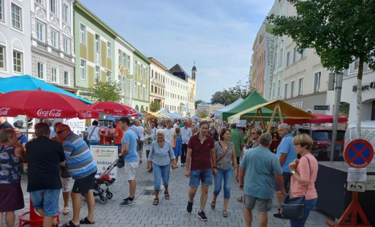 Gustieren, flanieren und Freunde treffen am Rieder Hauptplatz (Foto: Tips/Pixner)