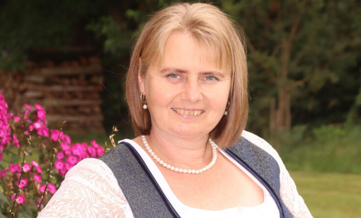 Angela Eichberger mit ihrem neuen Buch "Meine süße Verführung" (Foto: Heissbauer)