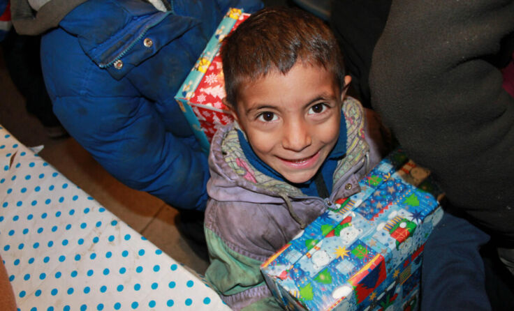 Die Kinder freuen sich riesig über die Geschenke. (Foto: Holzer)