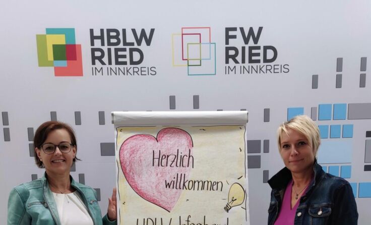 v. l.: Direktorin Margit Parzer und prov. Fachvorständin Manuela Köttl (Foto: HBLW Ried)