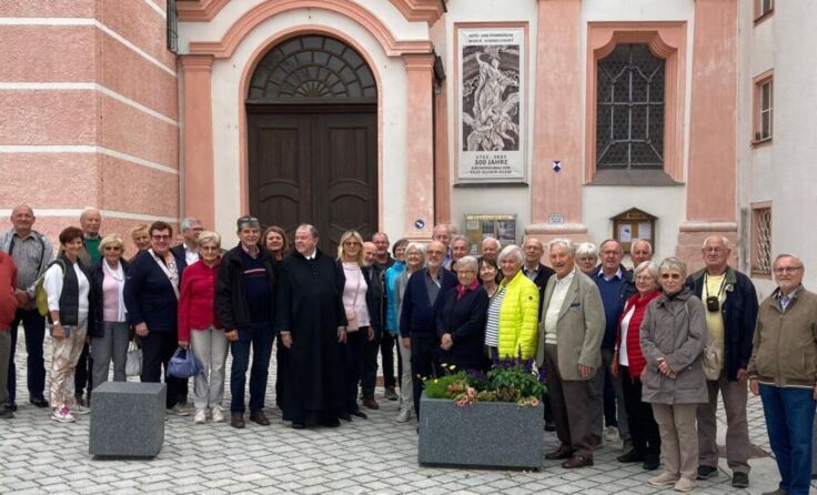 Die Reisegruppe mit Abt Gregor vor der Klosterkirche Rohr (Foto: privat)