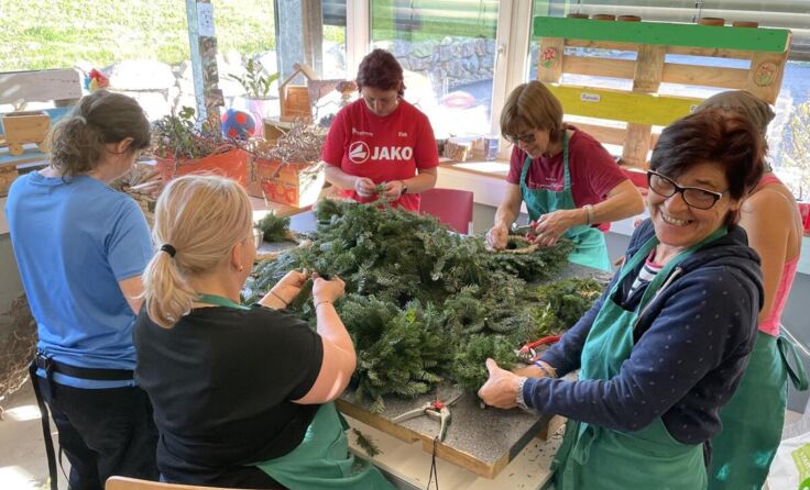 Die Adventkränze werden in liebevoller Handarbeit gebunden. (Foto: Miravita)