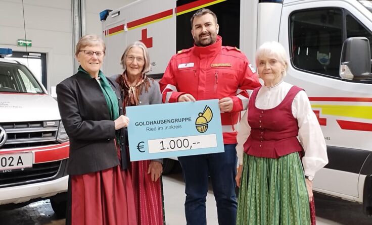 Die Goldhaubenfrauen bei der Scheckübergabe (Foto: RK Ried/Nagl)