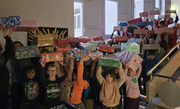 Die Kinder mit den Weihnachtspackerln (Foto: privat)