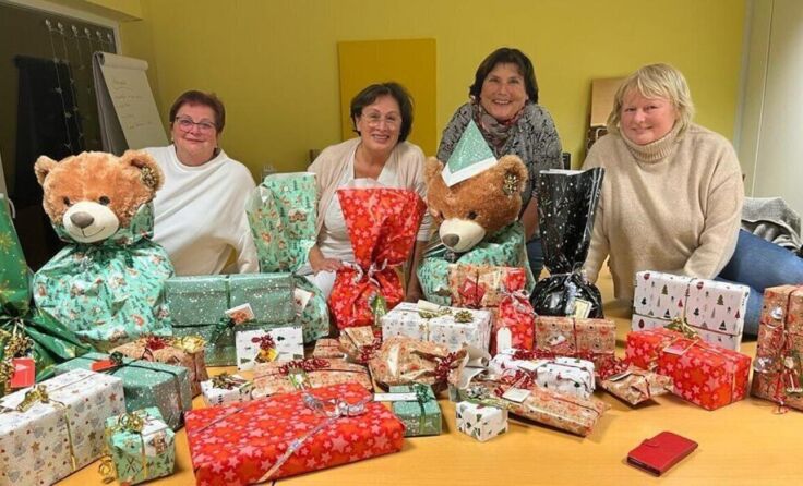Die Vorstandsmitglieder mit den Weihnachtspackerln für die Kinder (Foto: VH Ried-Schärding)