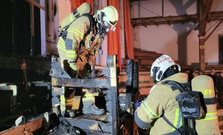 Die Feuerwehr beim Löscheinsatz (Foto: FF Ried)