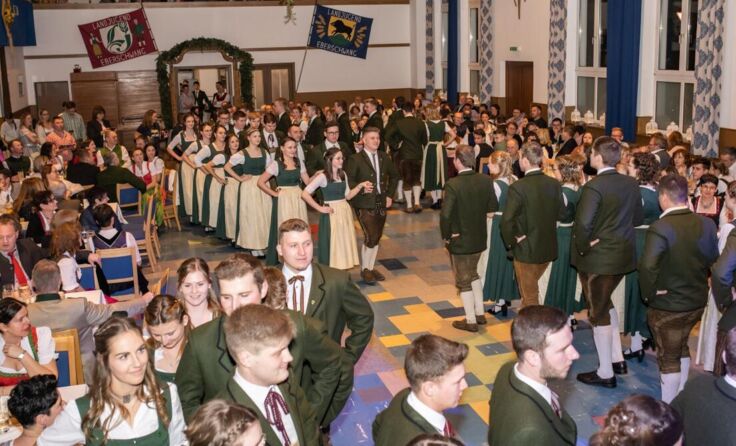 Die Landjugend bei der Balleröffnung (Foto: Landjugend Eberschwang)