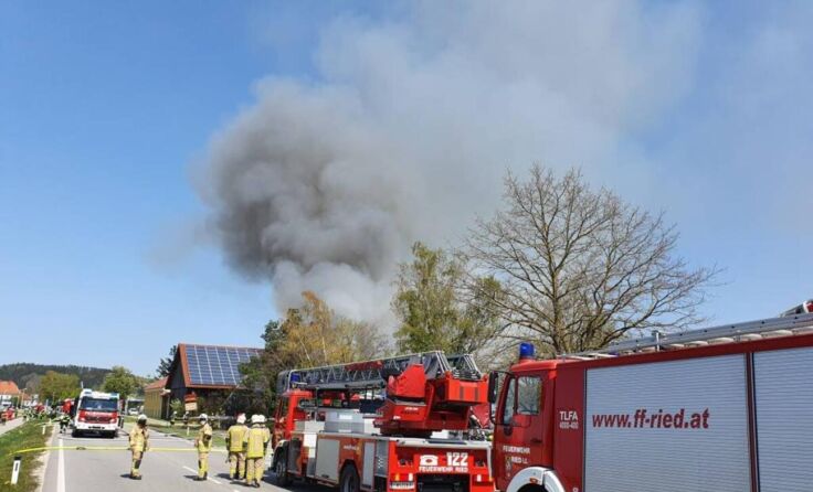 Die Feuerwehr Ried bei einem Brandeinsatz (Foto: FF Ried)