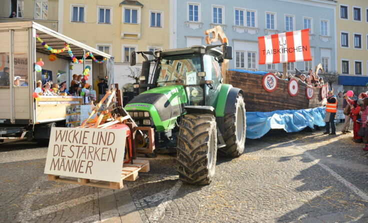 Der Wagentross führt durch die Rieder Innenstadt. (Foto: Landjugend)