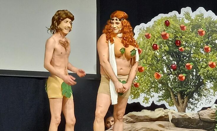 Wolfgang Huber und Thomas Egger als Adam und Eva im Paradies (Foto: Tips/Pixner)