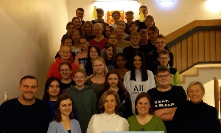 Schüler und Lehrer freuen sich über den Scheck. (Foto: Elternverein)