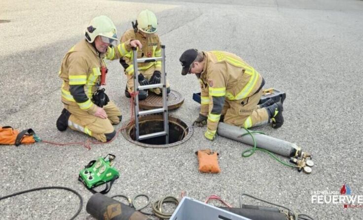 Die Feuerwehren errichten Ölsperren. (Foto: FF Ried)