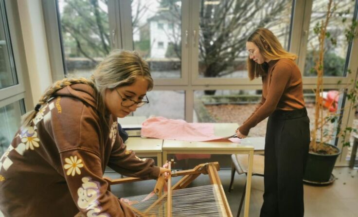 Schülerinnen weben aus alten Textilien Teppiche und Taschen. (Foto: BORG Ried)