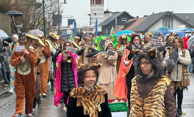 Jung und alt konnten sich für den Faschingsumzug begeistern. (Foto: Lindlbauer)