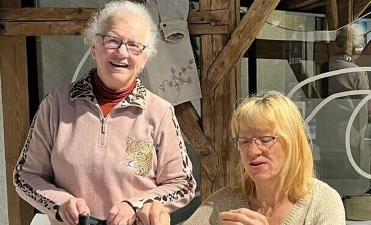 Unter Anleitung werden im Näh-Café Textilien wieder aufbereitet. (Foto: Repair Café Ried)