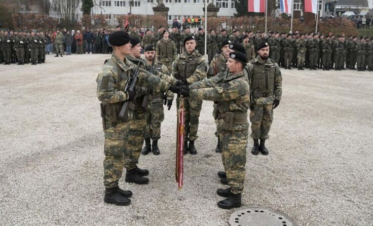Angelobungsschwur auf die Standarte des Panzergrenadierbataillons 13 (Foto: Bundesheer/Mickla)