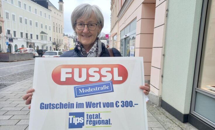 Hilde Schlosser freut sich über ihren Gewinn. (Foto: Tips/Pixner)