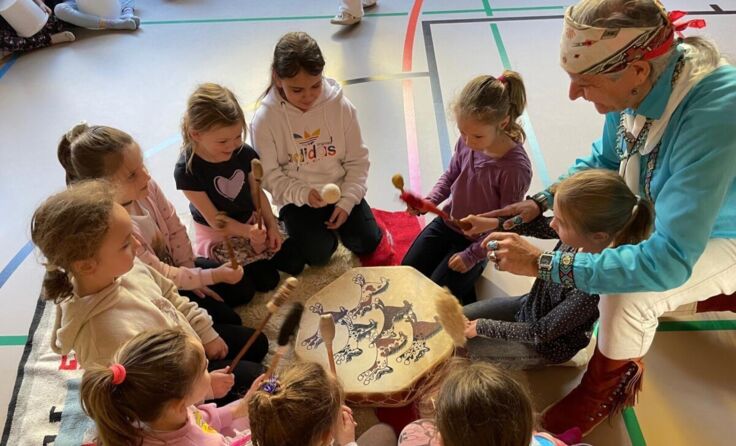 Die Kinder mit Silverbird beim Trommeln. (Foto: privat)