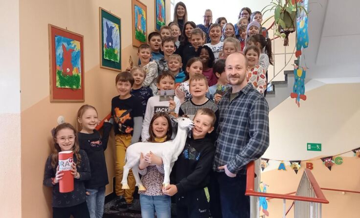 Direktor Lukas Weitzhofer mit den Kinder und einer symbolischen Ziege (Foto: VS Vichtenstein)