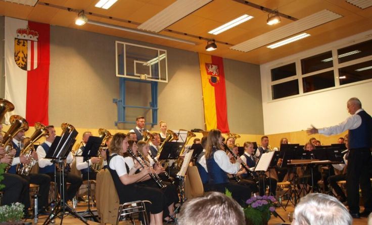 Die Musiker beim Konzert in der Mehrzweckhalle (Foto: privat)
