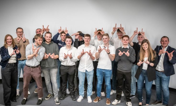Die Lehrlinge des Jahrgang 2020 mit ihren Ausbildnern (Foto: Rambossek)