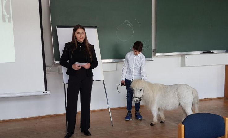 Clara und Carl Kriechbaumer mit dem Shetlandpony Dragon Stone White Tara (Foto: Gymnasium)