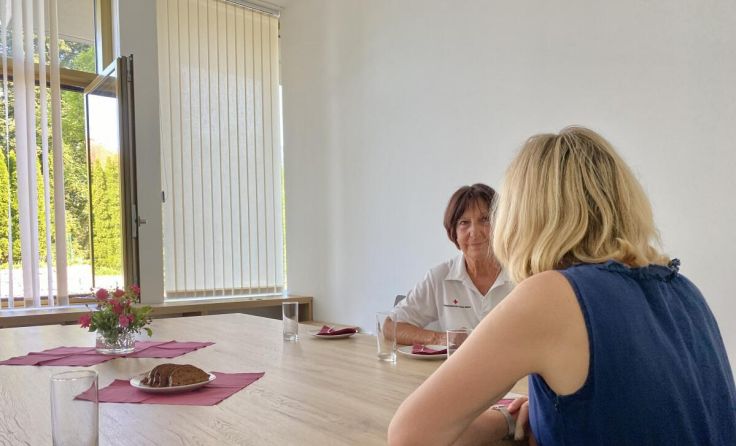Rotkreuz-Mitarbeiterin Waschak Elisabeth mit einer Klientin (Foto: Rotes Kreuz)