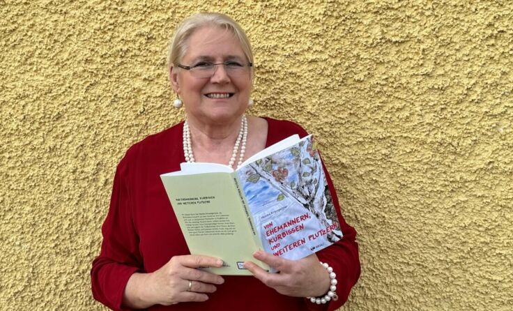 Monika Krautgartner mit ihrem neuen Buch. (Foto: privat)