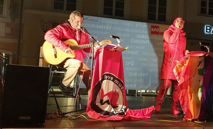 Am Stadtplatz werden wieder Arbeiterlieder gesungen. (Foto: SPÖ Schärding)