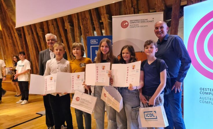Die Schüler bei der Preisverleihung (Foto: Mittelschule)