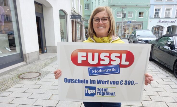 Margit Kinz freut sich über ihren Gewinn. (Foto: Tips/Pixner)