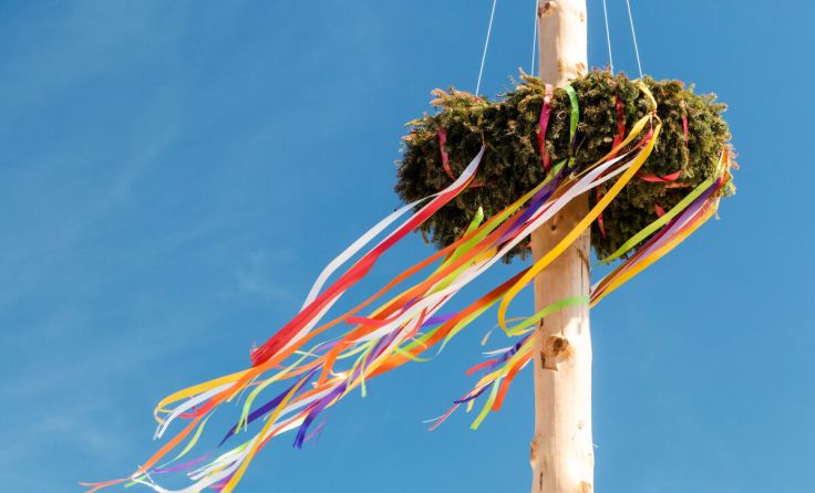 Maibaumfeiern haben eine lange Tradition. (Foto: Adobe Stock/Thongsee)