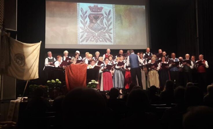 Die Chormitglieder bei einem ihrer Auftritte (Foto: privat)