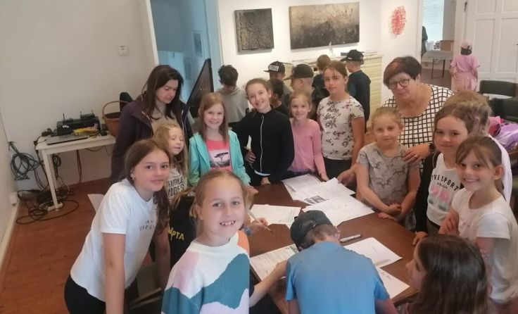 Die Schüler mit ihren Lehrerinnen Karin Anlauf und Roswitha Mayr (Foto: privat)