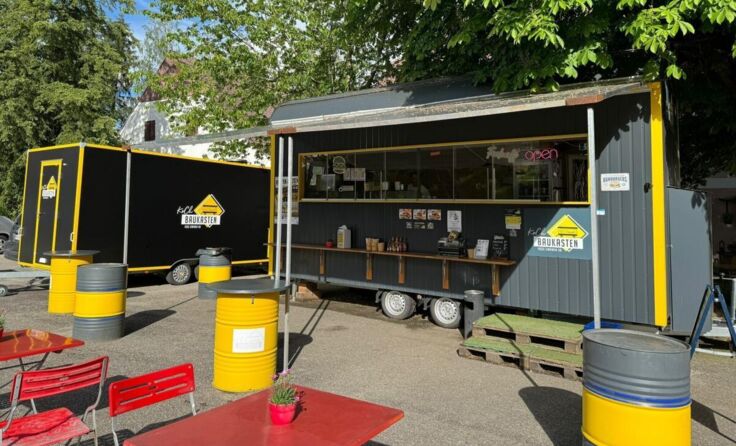 Der Foodtruck steht im Zentrum von Mehrnbach. (Foto: Navratil)