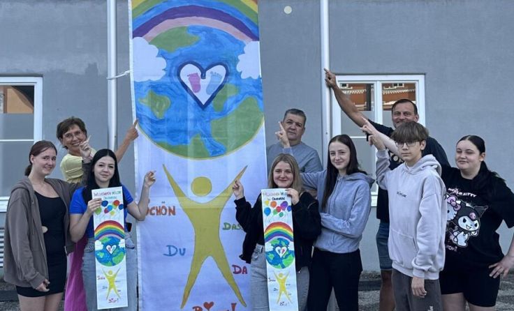 Die Schüler bei der Übergabe der Fahne an die Gemeinde (Foto: Marktgemeinde Obernberg)