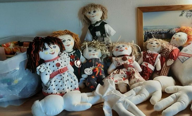 Mit viel Liebe zum Detail wurden die Demenzpuppen genäht. (Foto: privat)