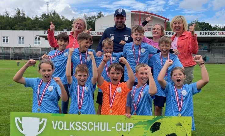 Das Siegerteam freut sich sichtlich über den Erfolg. (Foto: Schule am Ball OÖ)