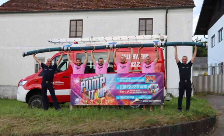 Kommandant Daniel Grübler (li.) und seine Kameraden laden zur "Pump it up"-Party. (Foto: Planitzer)