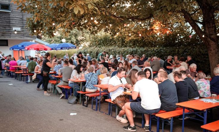 Gemütliches Beisammensein mitten im Ort (Foto: Fekührer)