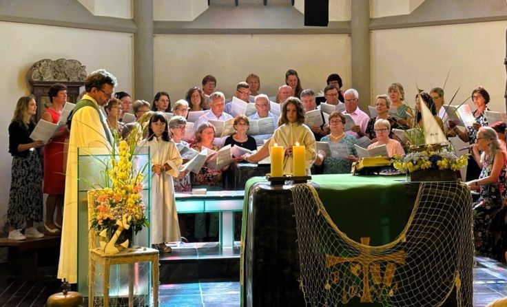 Zwei Chöre umrahmten den feierlichen Gottesdienst. (Foto: Gruber)