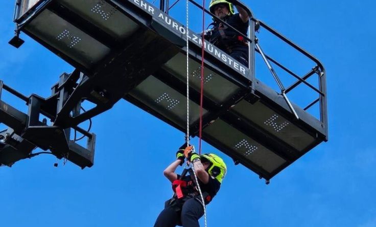 Sicheres Abseilen aus einem Arbeitskorb (Foto: FF Aurolzmünster)