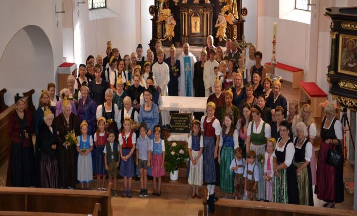 Die Goldhaubengruppe in der Kirche mit Dechant Christoph Milnik (Foto: privat)