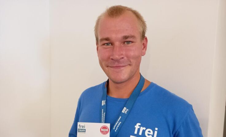 Dominic Prammer ist für freiraum im Bezirk Ried unterwegs. (Foto: Tips/Pixner)