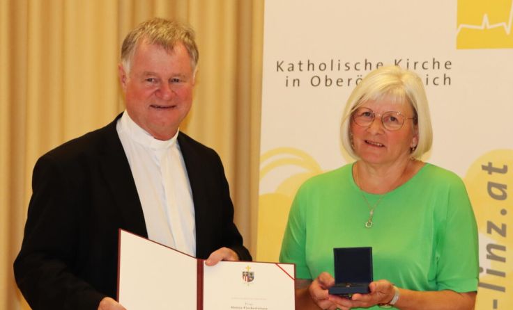 Bischof Manfred Scheuer überreicht Aloisia Fischerleitner die Severin-Medaille. (Foto: Planitzer)